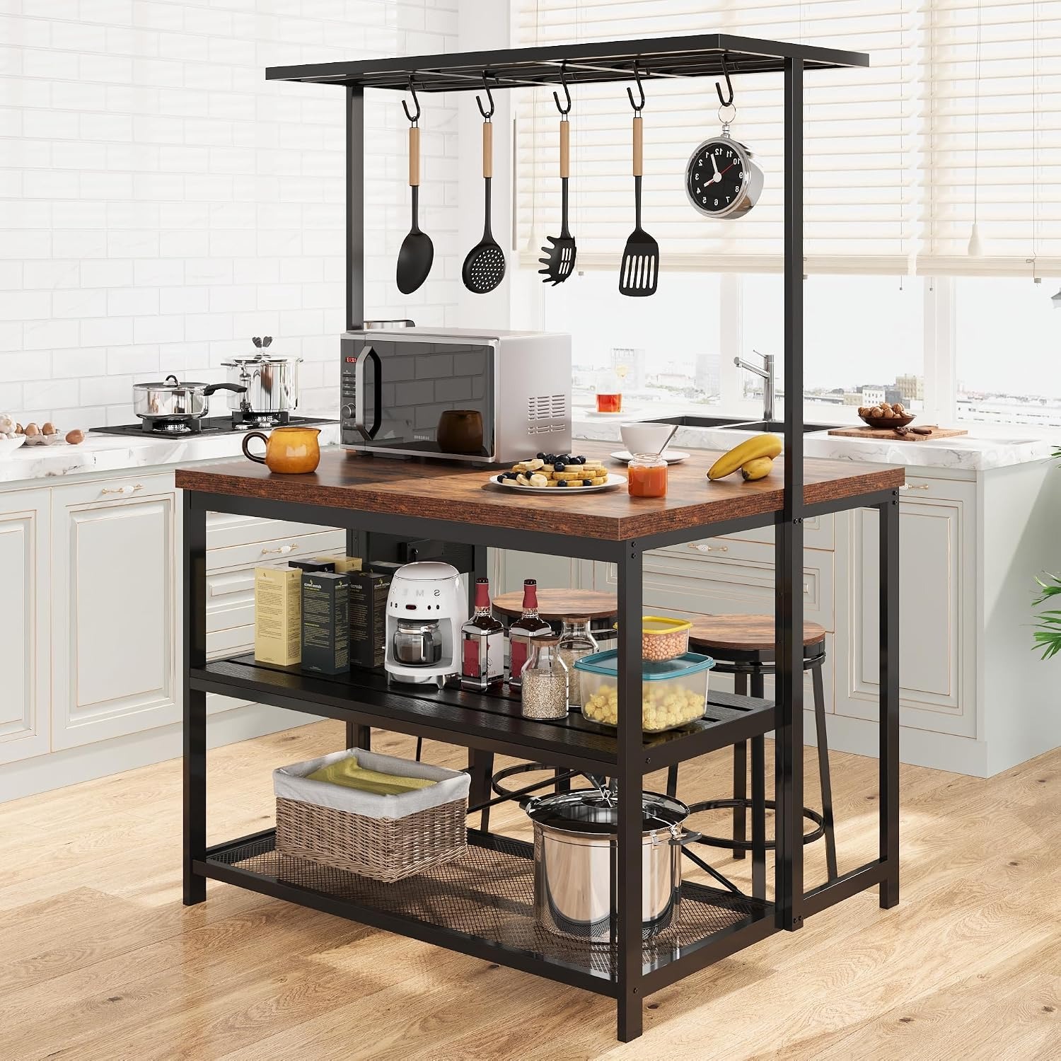 Kitchen Baking Rack - 47インチのキッチンアイランド。電源コンセントと収納スペース付き。大型のベーカリー収納ラック、3段の棚と5つのフックを備えた電子レンジスタンド。パントリーの整理に最適。